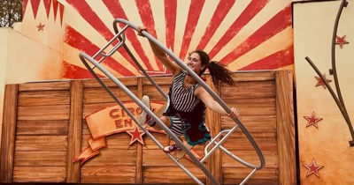 Une artiste circassienne en performance dans une roue géante