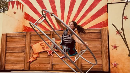 Une artiste circassienne en performance dans une roue géante