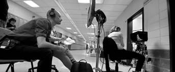 Un réalisateur de cinéma regarde un écran de moniteur