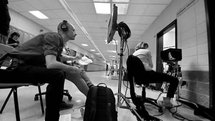 Un réalisateur de cinéma regarde un écran de moniteur