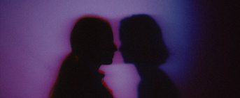 Deux silhouettes se faisant face sur fond d'ombres chinoises