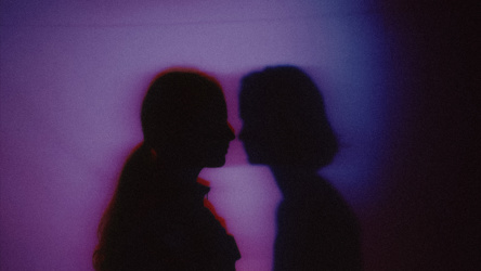 Deux silhouettes se faisant face sur fond d'ombres chinoises