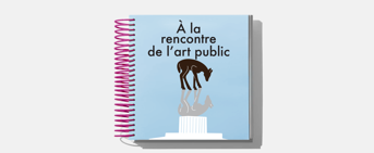 Un livre à couverture bleue pâle où on voit un chevreuille et sa réflexion en-dessous