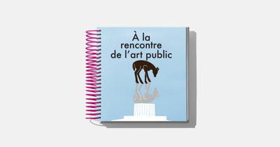 Un livre à couverture bleue pâle où on voit un chevreuille et sa réflexion en-dessous