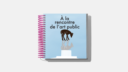 Un livre à couverture bleue pâle où on voit un chevreuille et sa réflexion en-dessous