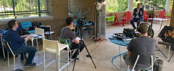 Tournage d'un documentaire avec des gens assis sur des chaises