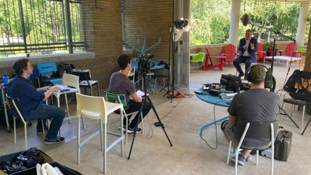 Tournage d'un documentaire avec des gens assis sur des chaises