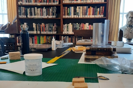 Une table de travail avec des outils et matériaux de conservation